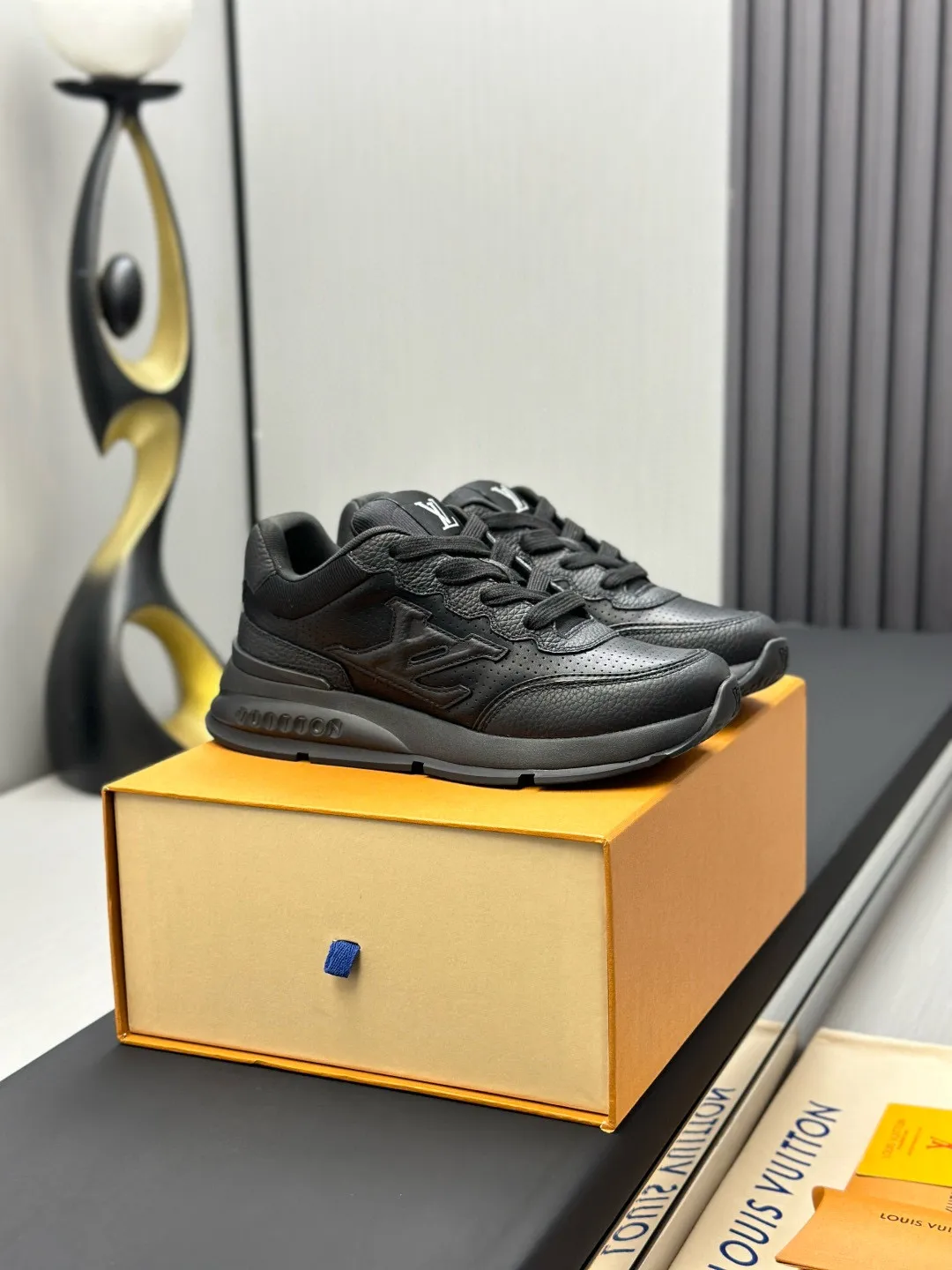 Factory price: 640💰Top version LV-Louis Vuitton-classic catwalk new style original 1:1 developed replica! ! The upper foot is very comfortable. It is made of luxurious materials and fine workmanship. The midsole is printed with English letters "Made in Europe". The upper is made of calfskin imported from Italy. The side is decorated with the brand's LOGO and signature. The latest latex foot pads and mesh lining make the foot feel super comfortable. The original two-color TPU combination outsole is specially provided by the original factory. Bag technology Goodyear stitched edges Fabric: Exclusive custom first-layer cowhide Accessories: Exclusive private model Vuitton logo, lining: Customized silk mesh lining - first-layer silk cowhide lining Outsole: TPU combination outsole wear-resistant, non-slip and anti-yellowing Foot pads: new latex pads-mesh sweat-absorbent Counter technology: fully computerized sewing machine wire drawing Toe box back cover Hot and cold shaping Full set of pull-top last with medium and low logo pattern Counter packaging - Shoelaces, certificates, cards, instructions, certificates, dust bags, the most complete packaging on the Internet, men's size: 38-46 (38/46 customized, non-refundable!)